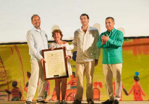 Tres familiares de Salvo Basile reciben un reconocimiento en su nombre durante el Festival Internacional de Cine de Cartagena de Indias, en homenaje a su trayectoria y legado en el audiovisual.